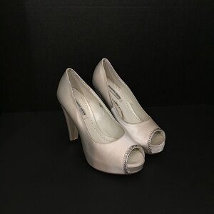 🌸Benjamin Adams White Satin w/ Crystals Platforms🌸